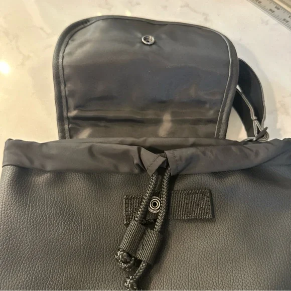 ADIDAS BLACK FAUX LEATHER ROSE GOLD SMALL FESTIVAL‎ DRAWSTRING BACKPACK - Picture 3 of 11